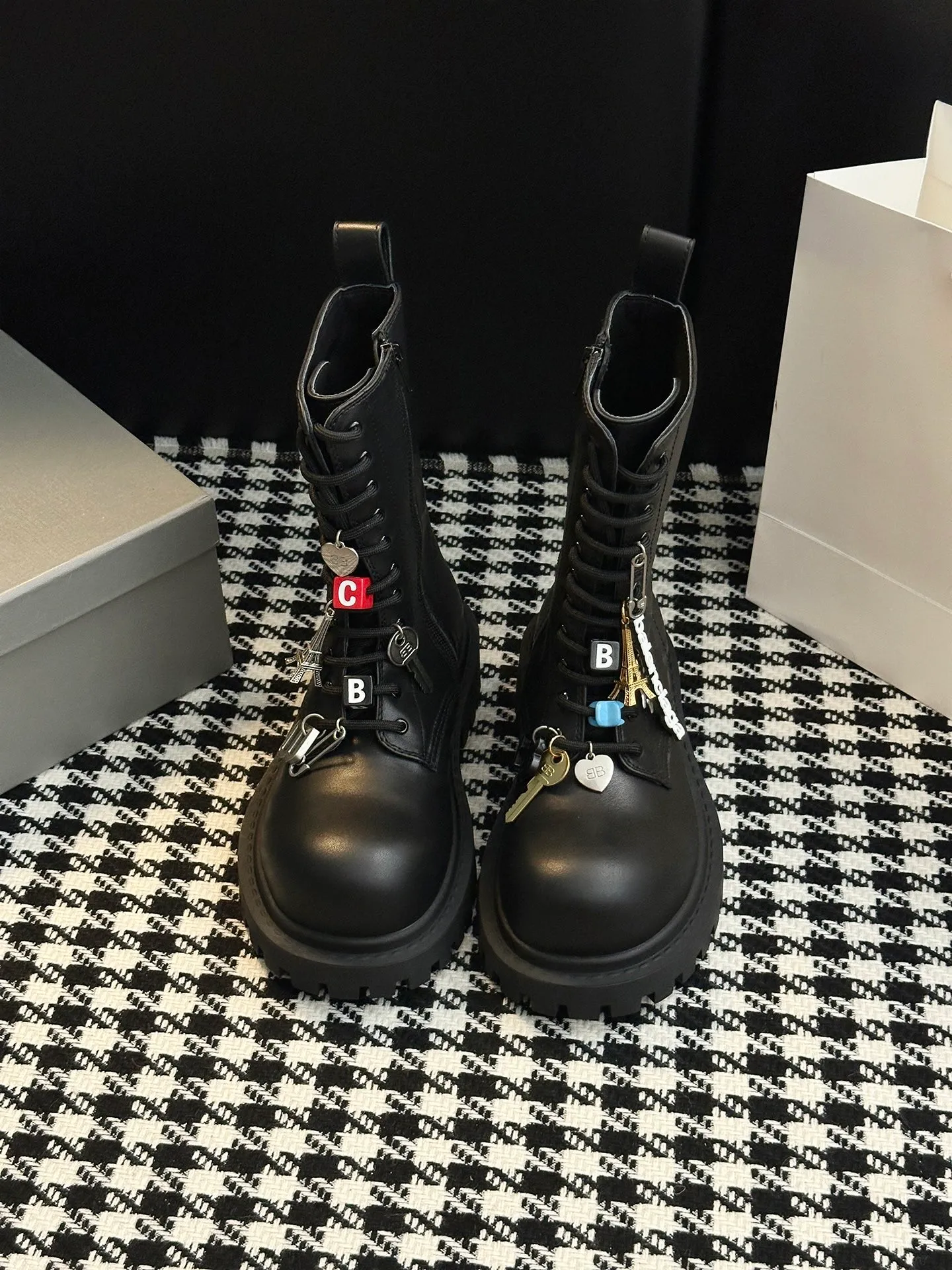 👟👟Ex-factory price 840👟👟 [𝗕𝗔𝗟𝗘𝗡𝗖𝗜𝗔𝗚𝗔Parisian Martin boots] Stomper Derby new big-toe derby shoes. This pair of shoes is simply a dark horse in this year's fashion circle. The exaggerated big-toe design makes people fall in love at first sight! 💖 👟 When I first saw it, I was attracted by the big B logo. It’s so recognizable! 🌟 Wear it, whether paired with skinny jeans or wide-leg pants, you can easily style it and look extremely fashionable! The double B decorative buckle is hand-inlaid with pure copper hardware 👟👟Shoe upper material: full-grain cowhide 👟👟Shoe lining material: water-dyed cowhide 👟👟Sole material: original rubber outsole 👟👟Shoe size selection: women's 35-40 (40 customized)